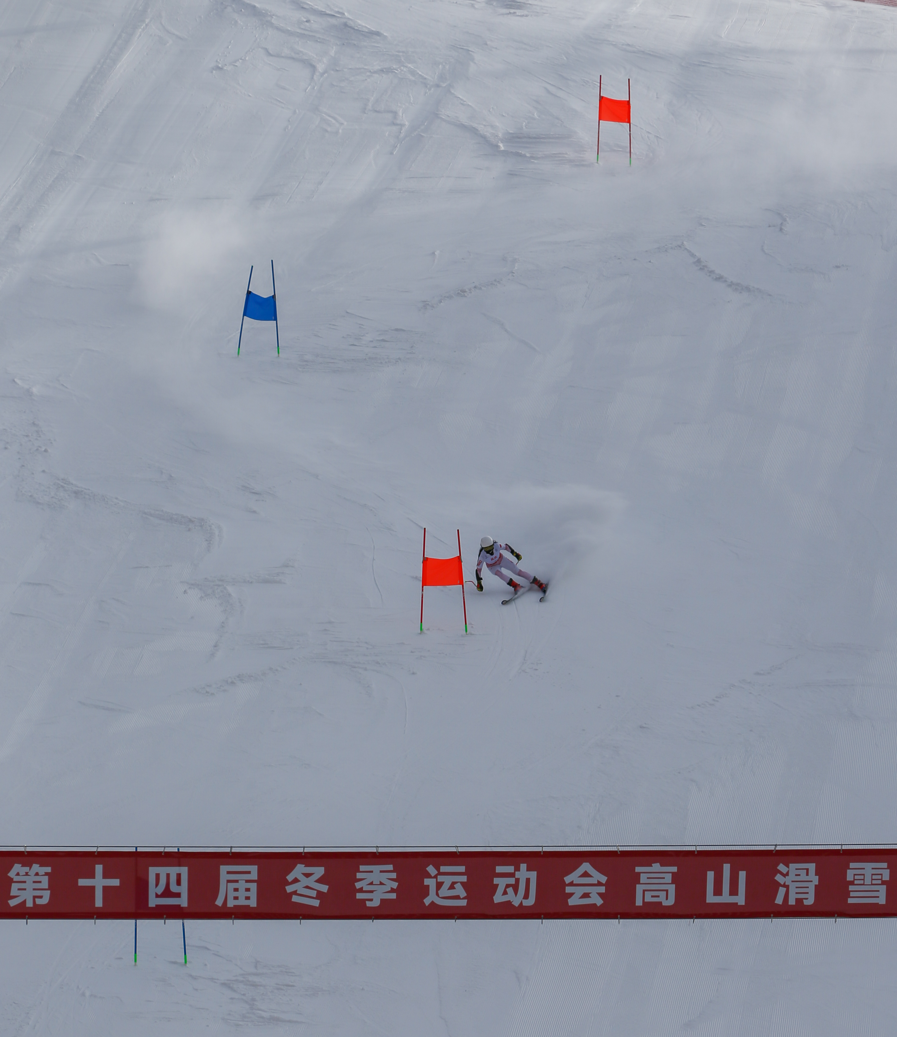 滑雪比赛选手速度奇快冲向终点的简单介绍