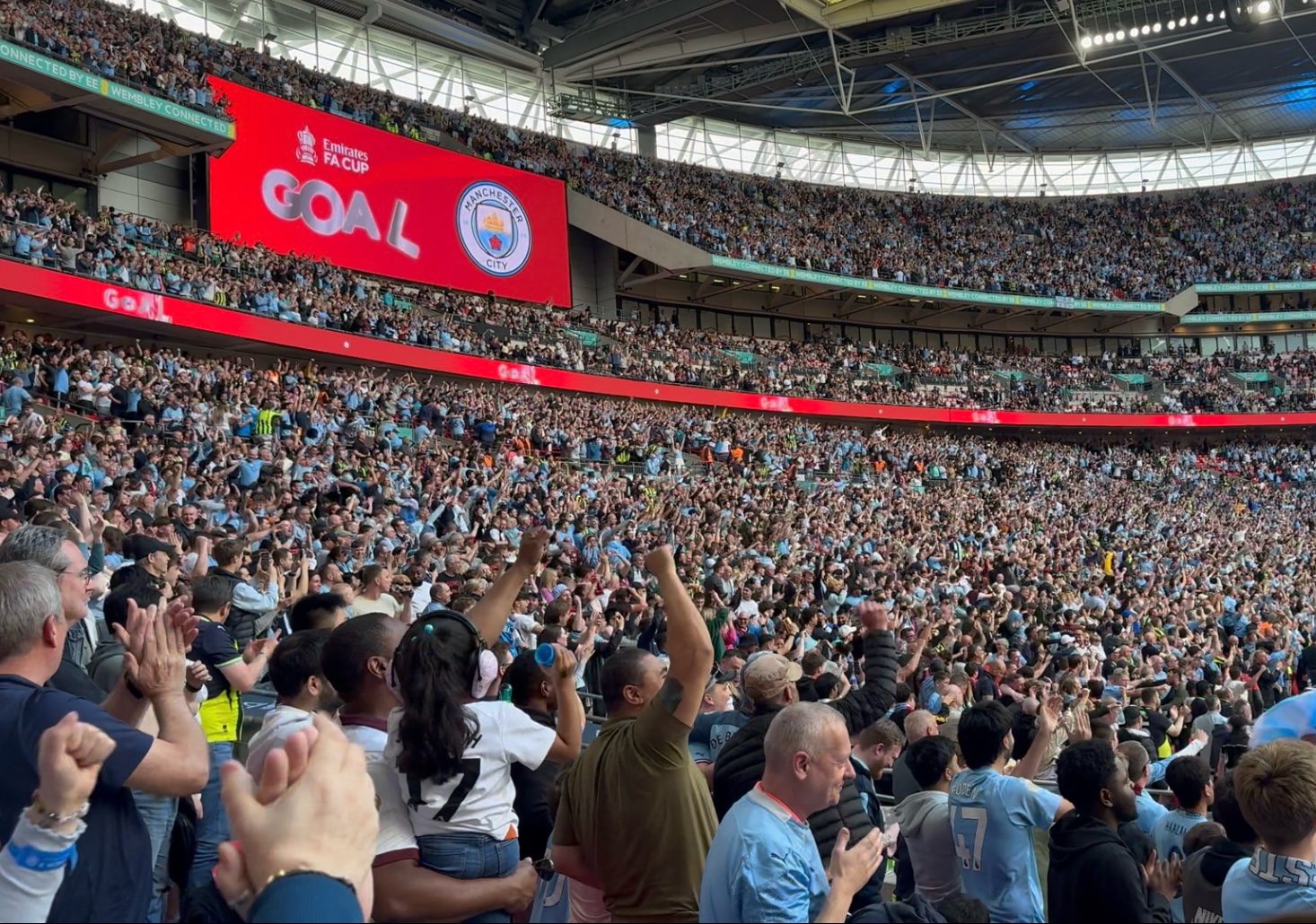 欧洲锦标赛女足决赛现场气氛火爆