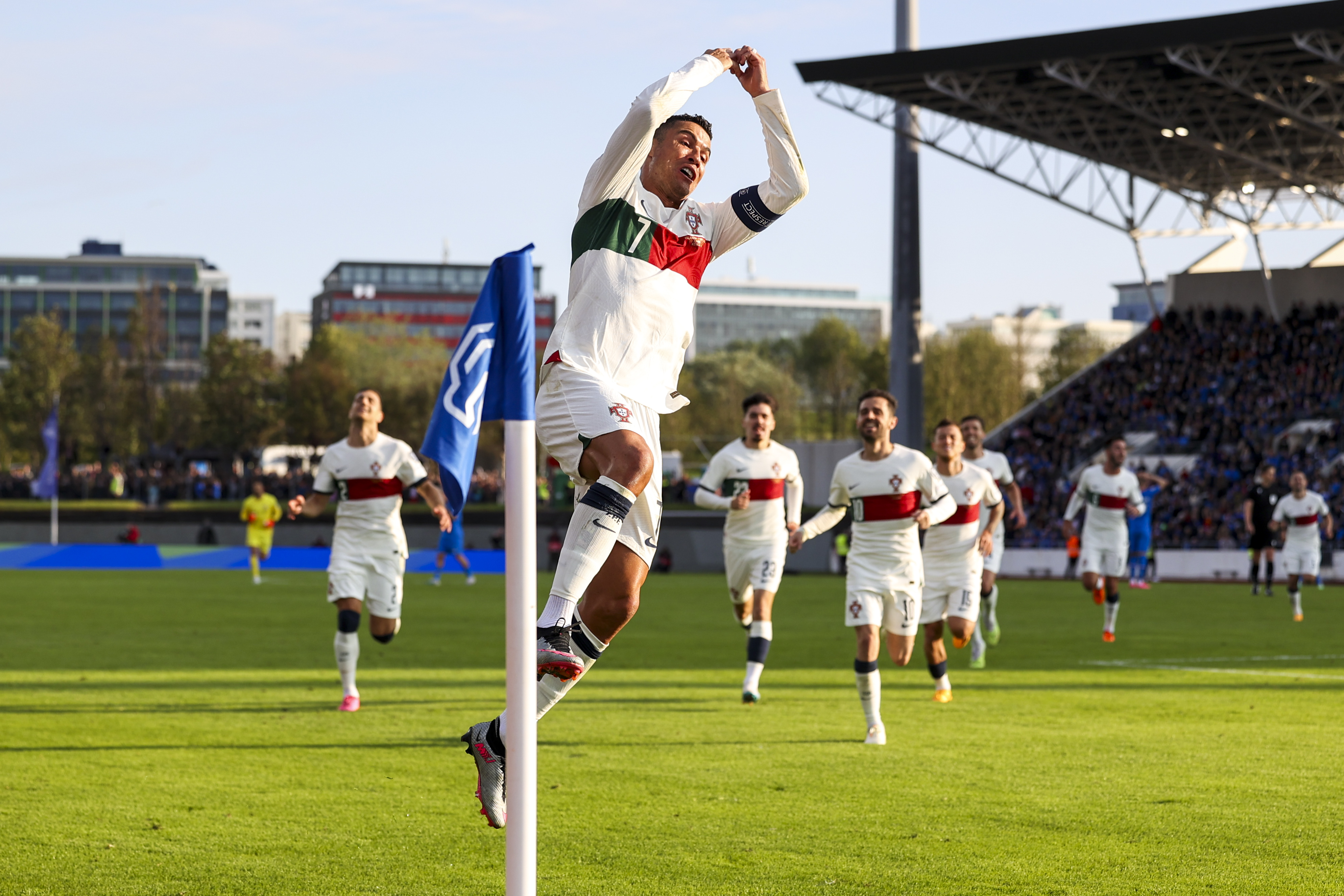 关于欧洲杯预选赛赛程揭晓，球队准备备战决赛氛围热烈的信息