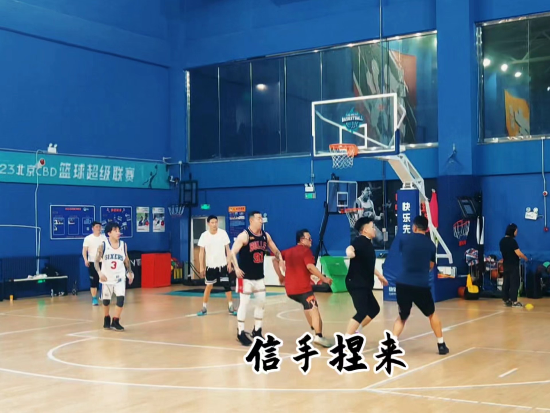 欢呼雀跃!职业篮球赛场上球员的精湛传球技术的简单介绍 欢呼雀跃!职业篮球赛场上球员的精湛传球技术的简单介绍