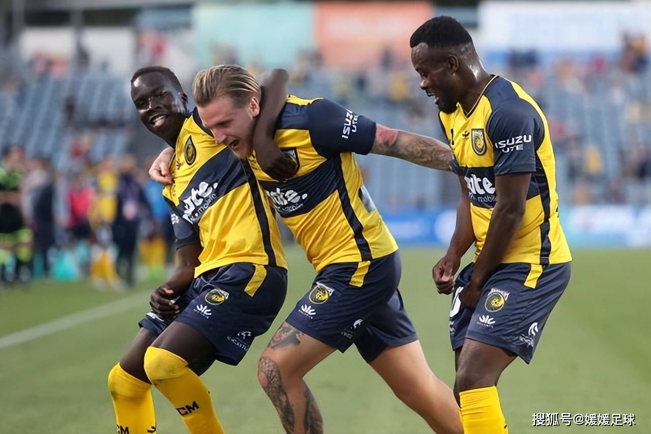 足球聚焦顶级球队之间的对决,赛事激烈 足球聚焦顶级球队之间的对决,赛事激烈