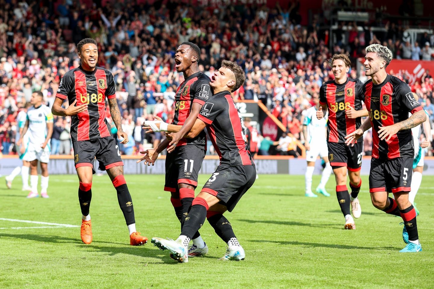 九游体育-激情不断的欧洲足球盛宴：球员们全力以赴争胜