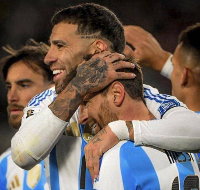 阿根廷国脚锋线梅开二度：队内抱团庆祝的简单介绍