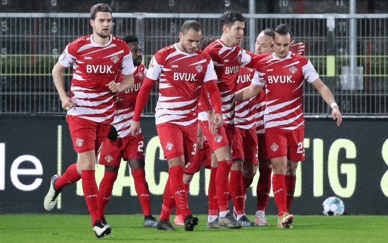 纽伦堡队员表现出色,助球队取胜 纽伦堡队员表现出色,助球队取胜